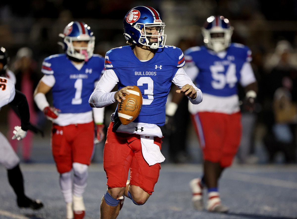 Ryder Lyons (3) only threw 14 passes Saturday, but completed 10 for 190 yards and a score. 